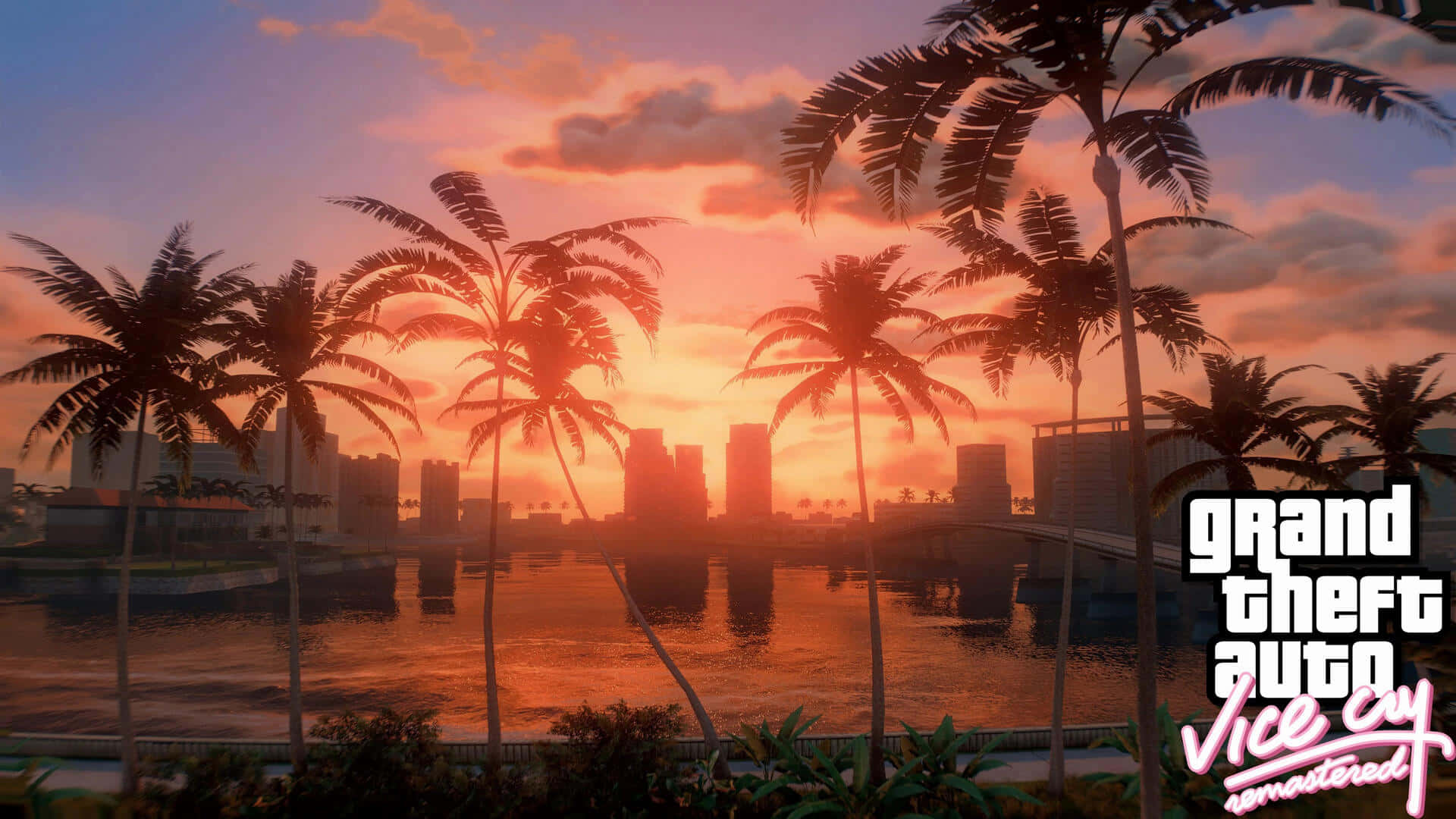 GTA Vice City 黃昏背景 壁紙 — 棕櫚樹剪影映襯著火熱的日落，熱帶城市天際線倒映在水中。