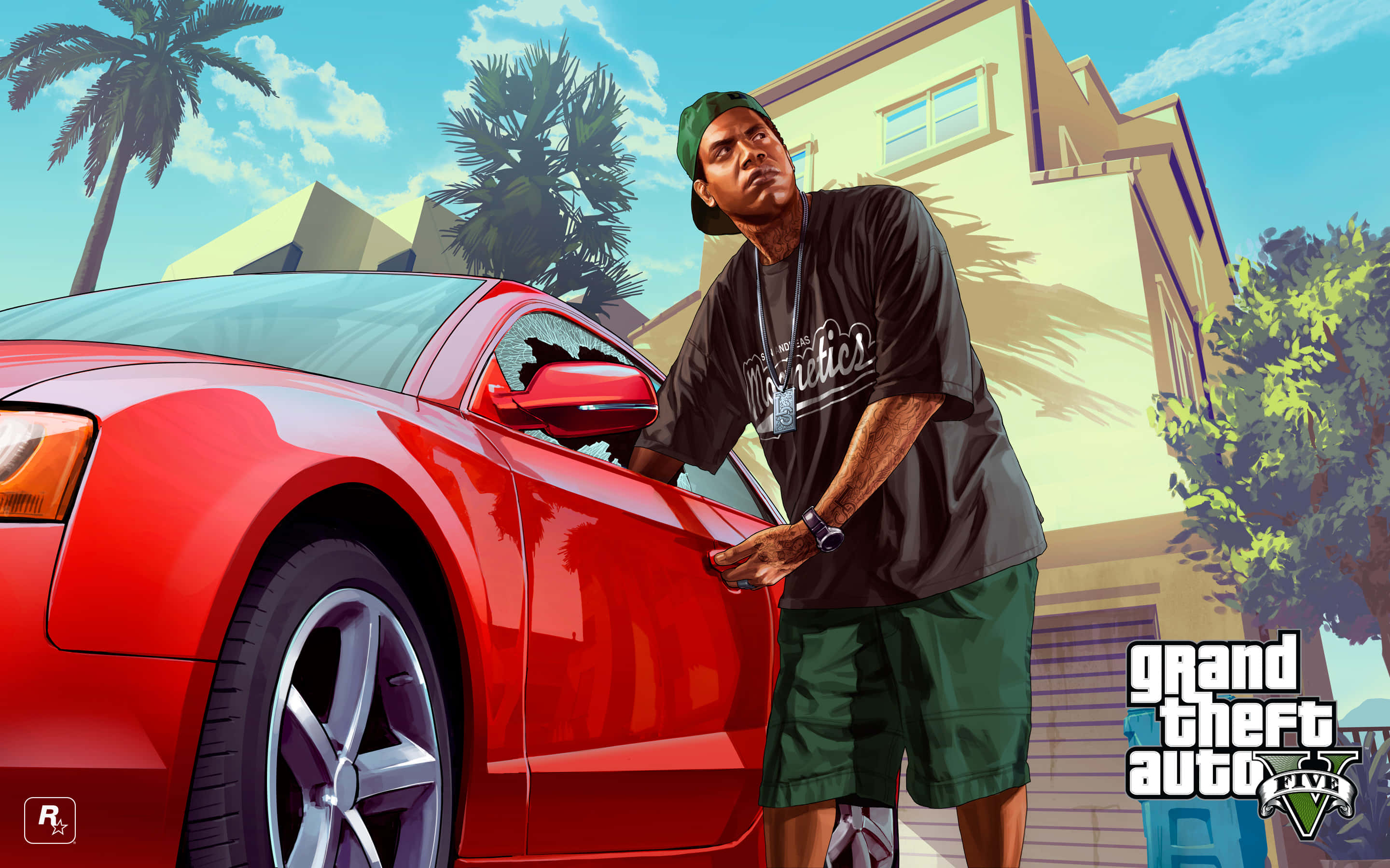 GTA 五人盜車狂歡拉馬·戴維斯背景 壁紙 — 一名戴綠色帽、穿短褲的男子，在棕櫚樹下明亮的藍天下，靠在一輛車窗破碎的紅色跑車上。