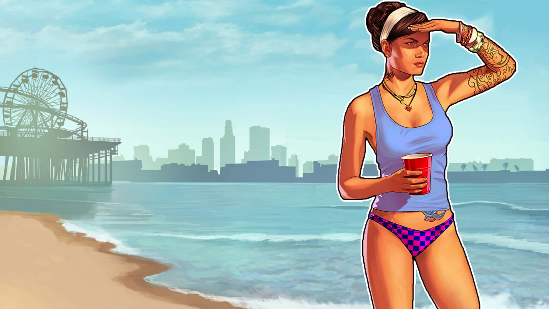 GTA 海灘紋身女孩背景 壁紙 — 一位有紋身的女性，身穿藍色背心和格仔比堅尼，站在陽光明媚的沙灘上，手持紅色杯子，遮擋眼睛，凝視著碼頭和城市天際線。