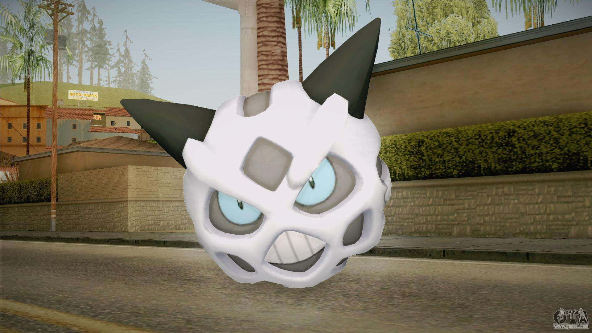 GTA中的3D Glalie模型 壁紙 — 一隻帶有黑色尖端耳朵和發光藍色眼睛的威脅性白色寶可夢，站在陽光明媚的街道上，背景有棕櫚樹和建築物。