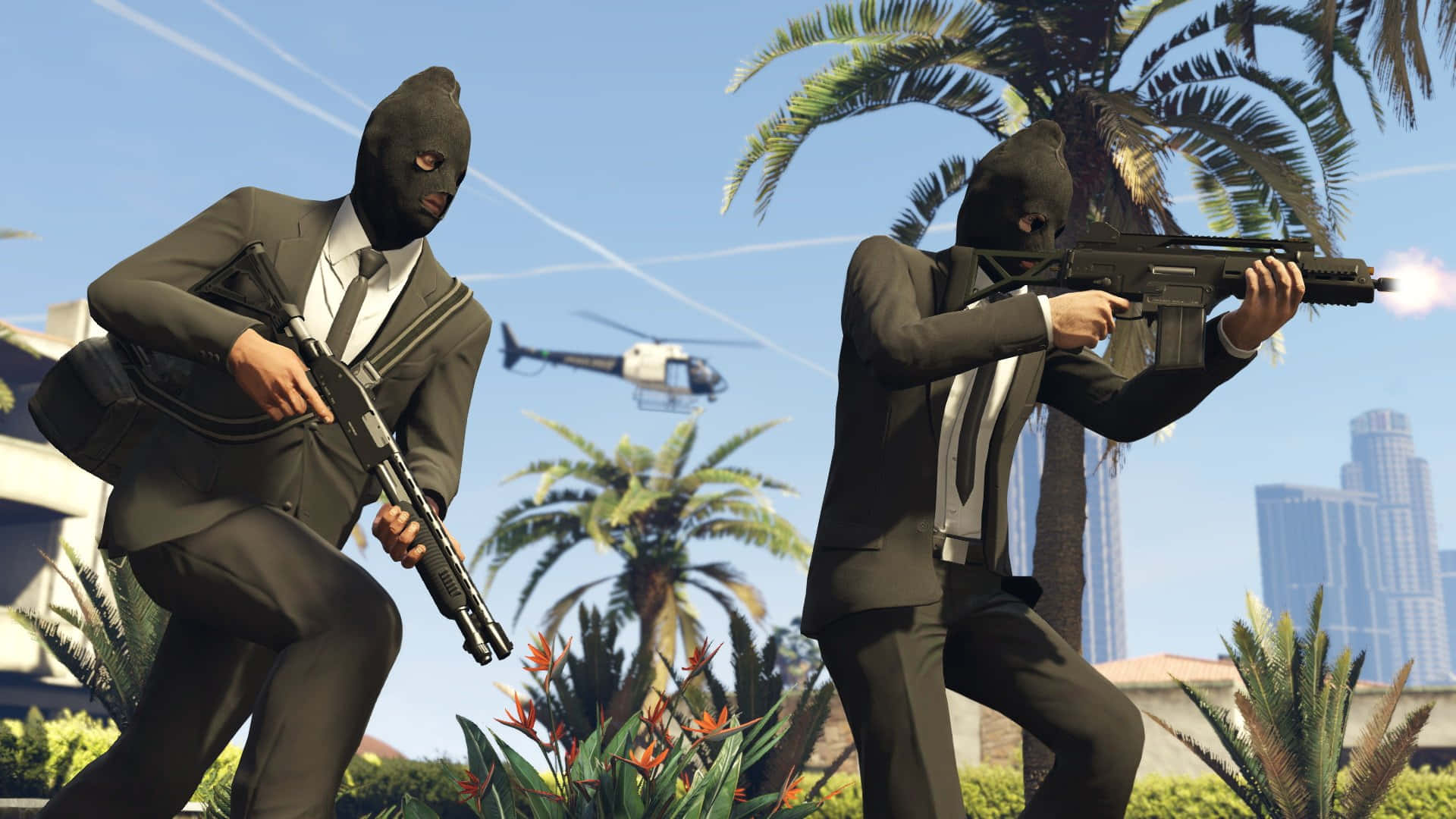 GTA中的嚇人蒙面罪犯 壁紙 — 兩名戴面具的槍手身穿西裝，在熱帶植物中開火，背景有直升機和城市天際線。