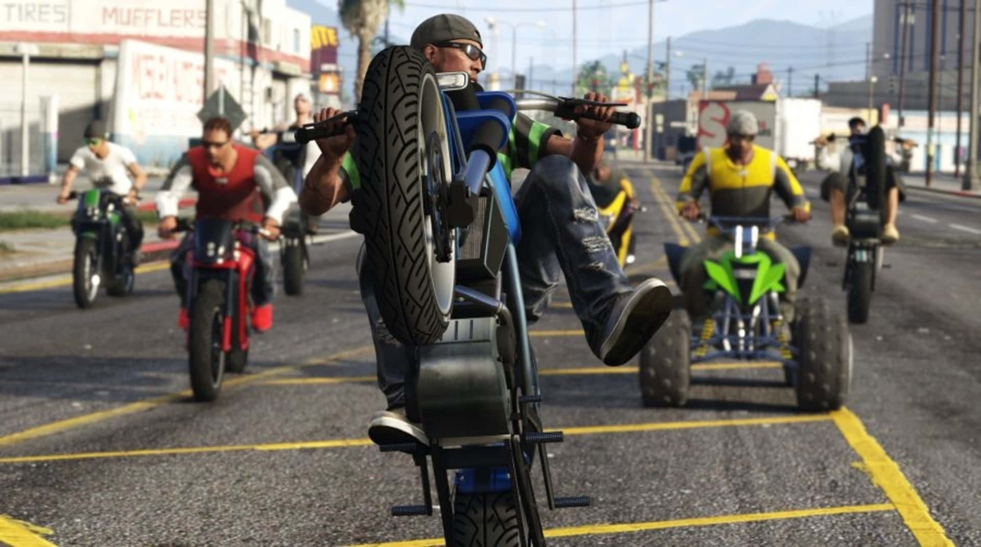 GTA中的摩托車幫派在路上 壁紙 — 一群電單車和沙灘車車手在陽光明媚的市區街道上競速，其中一名車手在藍色電單車上表演前輪離地。