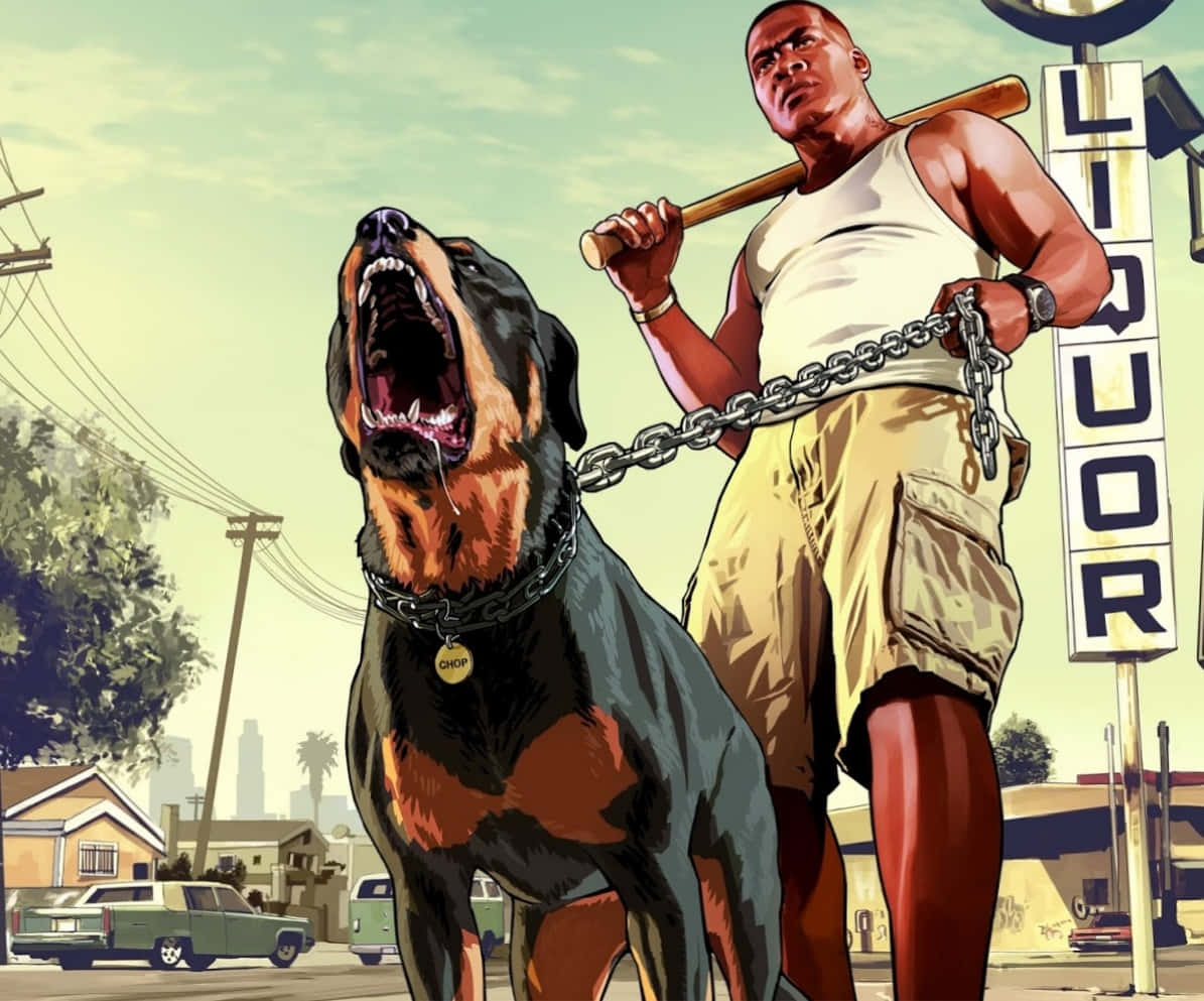 GTA中的酷炫嚇人狗 壁紙 — 一個肌肉發達的男人拿著棒球棍，站在一條被鎖鏈拴住的羅威納犬旁邊，這隻狗在陽光普照的街道上猛烈吠叫，附近有一個酒類商店的招牌。