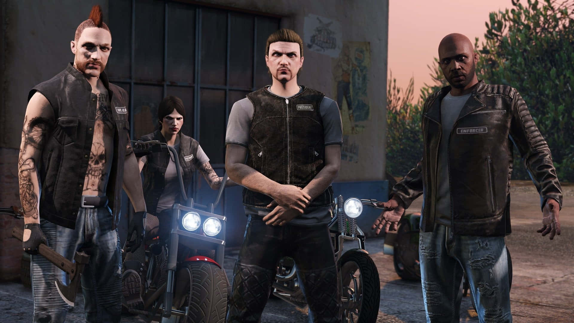 GTA中穿黑衣的摩托車團體 壁紙 — 四個穿著皮背心的強悍電單車手在黃昏的天空下，站在一棟佈滿塗鴉的建築物附近，旁邊是他們的電單車。