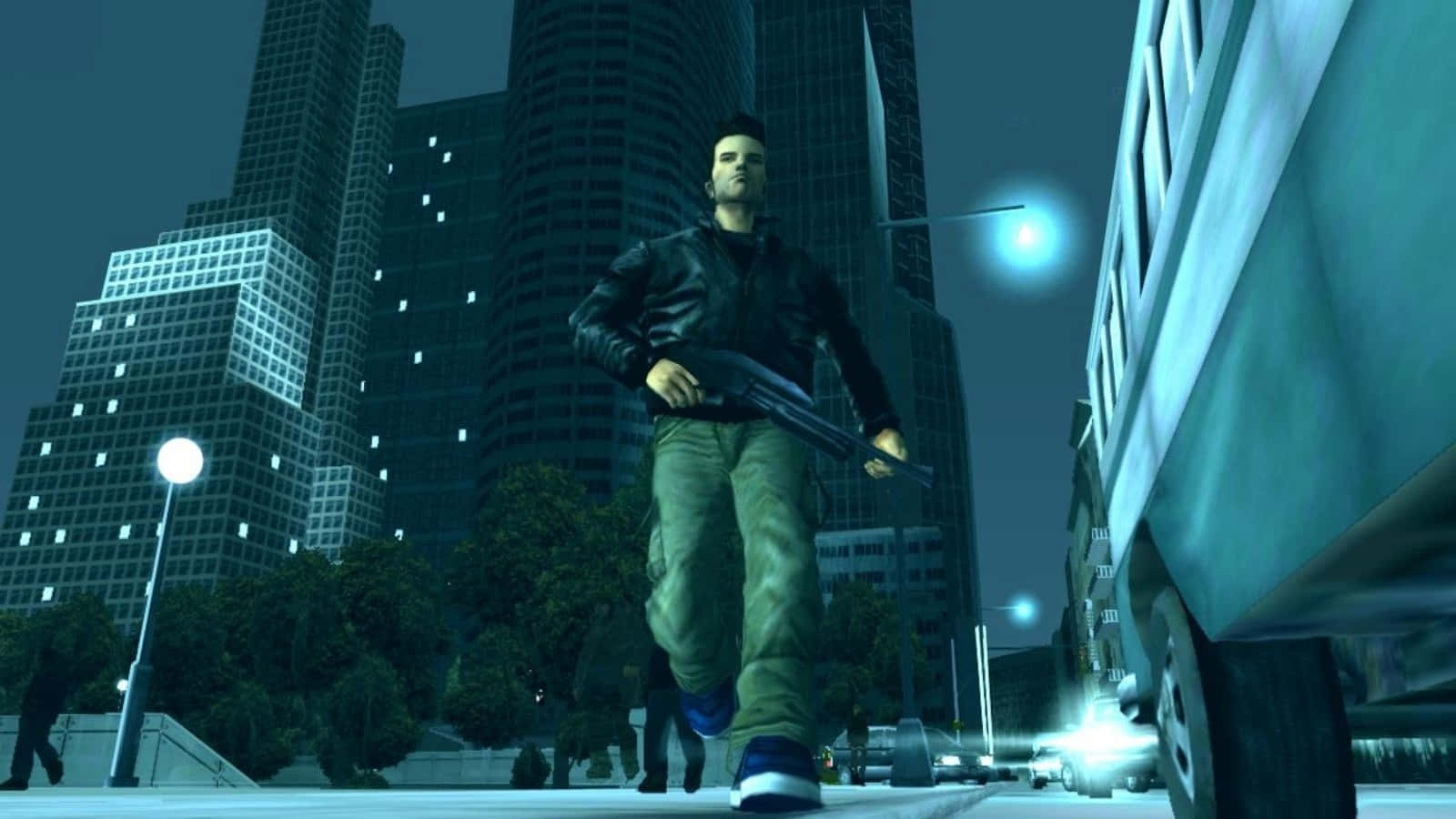 GTA夜間槍戰冒險 壁紙 — 一個電子遊戲角色在夜晚的霓虹燈城市街道上奔跑，手持步槍，身後是高聳的摩天大樓。