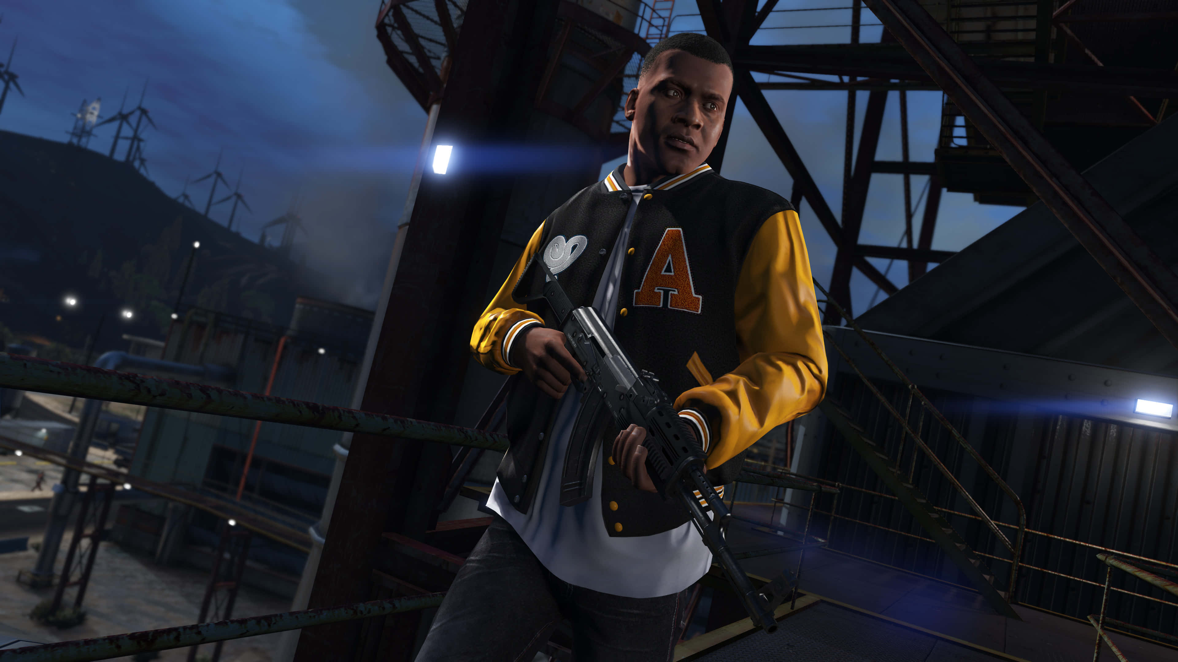 GTA夜間球衣持槍角色圖 壁紙 — 一名身穿黃黑Varsity外套的男子在黃昏時分的工業屋頂上持步槍，背景有風力發電機。