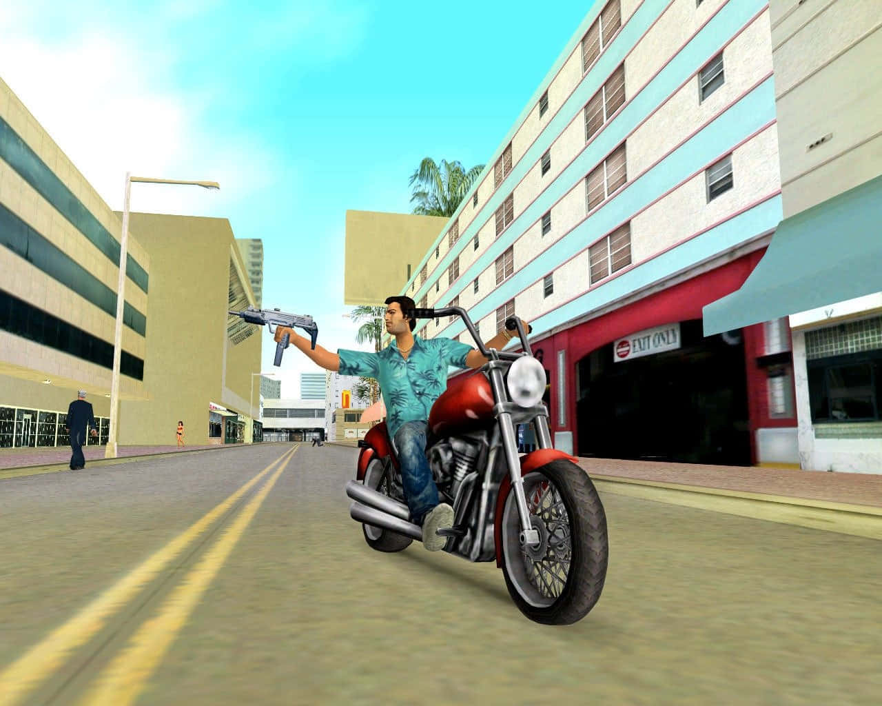 GTA摩托車開槍角色圖 壁紙 — 一名男子騎著紅色電單車，在陽光明媚的城市街道上行駛，手持槍支，身穿藍色圖案襯衫。
