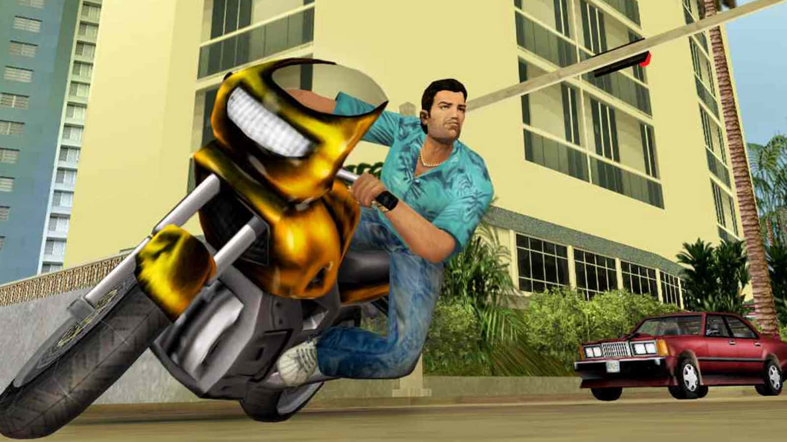 GTA極致摩托車騎乘圖 壁紙 — 一名男子騎著金色電單車，行經陽光明媚的城市街道，附近有棕櫚樹和一輛紅色汽車。
