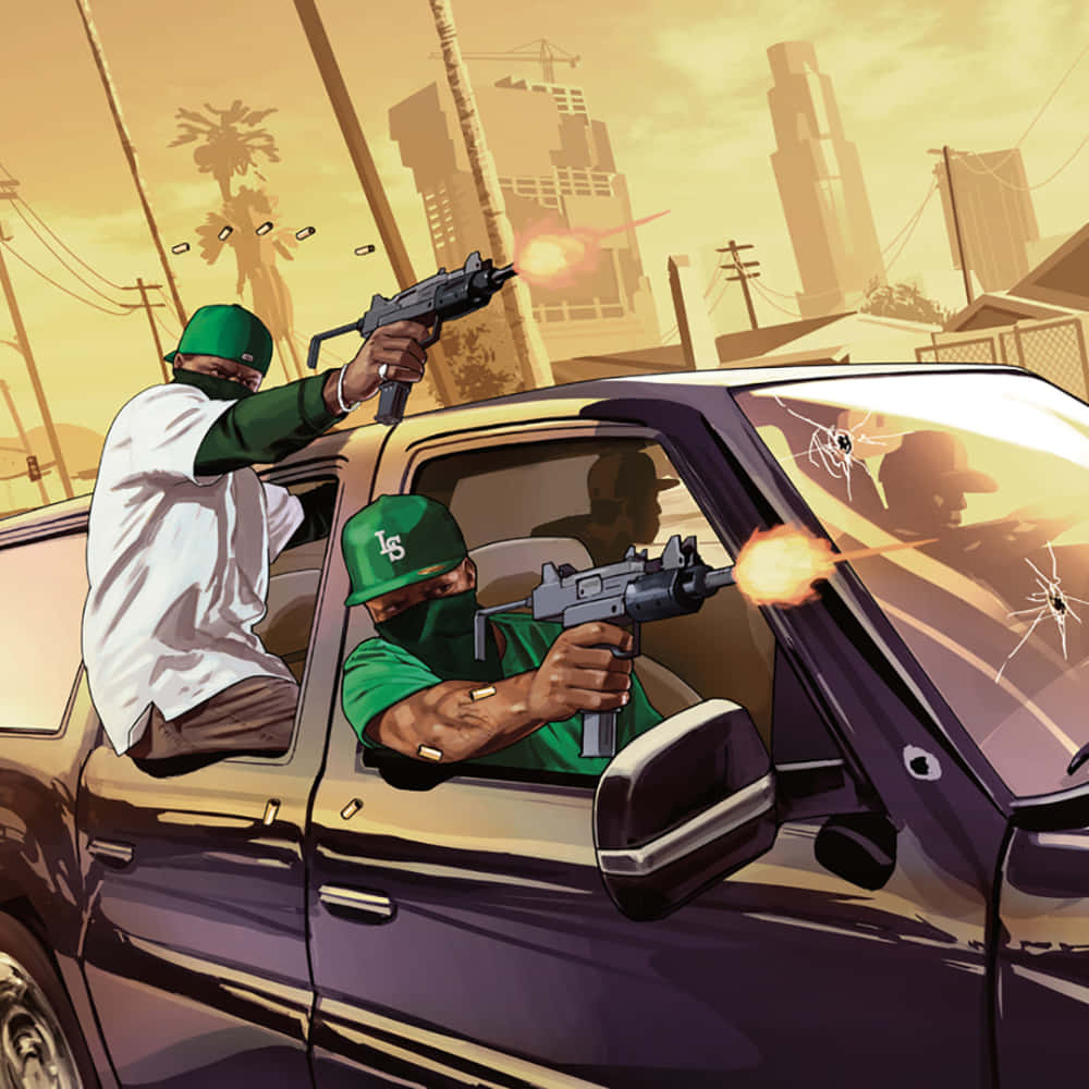 GTA車上槍戰幫派圖 壁紙 — 兩名戴綠色帽子的蒙面槍手從一輛紫色卡車上，對著有棕櫚樹和擋風玻璃上有彈孔的朦朧城市背景發射機槍。