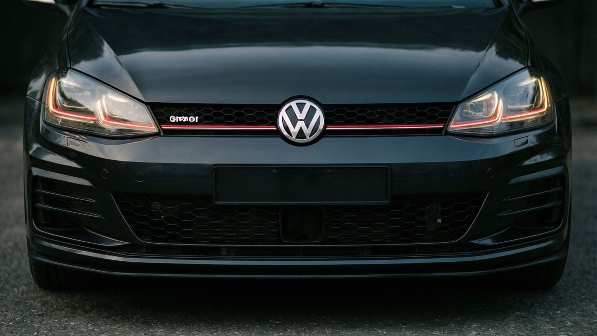 黑色福士 Golf GTI 車頭，帶有紅色飾條和照明頭燈
