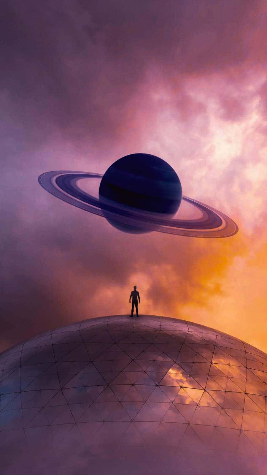 圓頂上一個人的剪影，看著色彩繽紛的天空中一顆巨大的環狀行星。