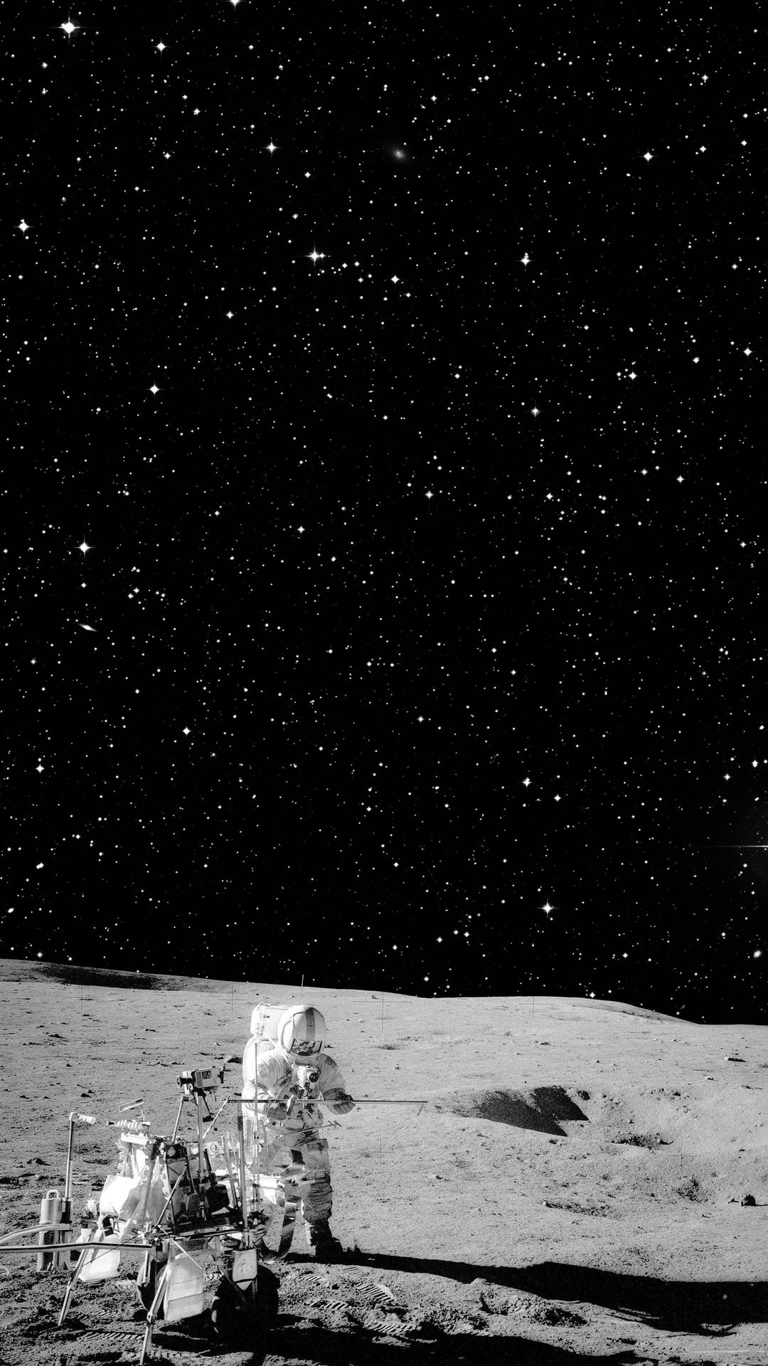 太空人在月球上與月球車在星空下