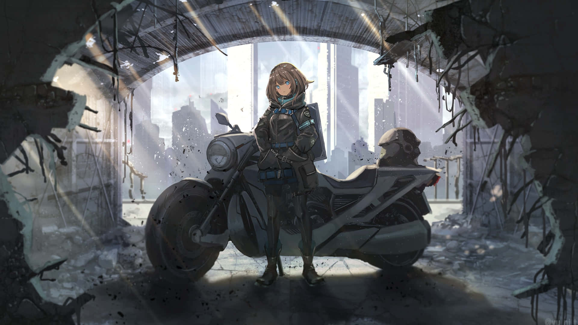  壁紙 — 一個孤獨的動漫女孩穿著戰術裝備，站在一輛摩托車旁，身處破碎的城市廢墟中，陽光穿過破牆照射進來。