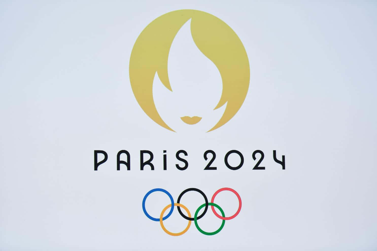  壁紙 — 官方巴黎2024奧運標誌，金色圓圈內有風格化的火焰，位於文字和彩色交織環圈之上。