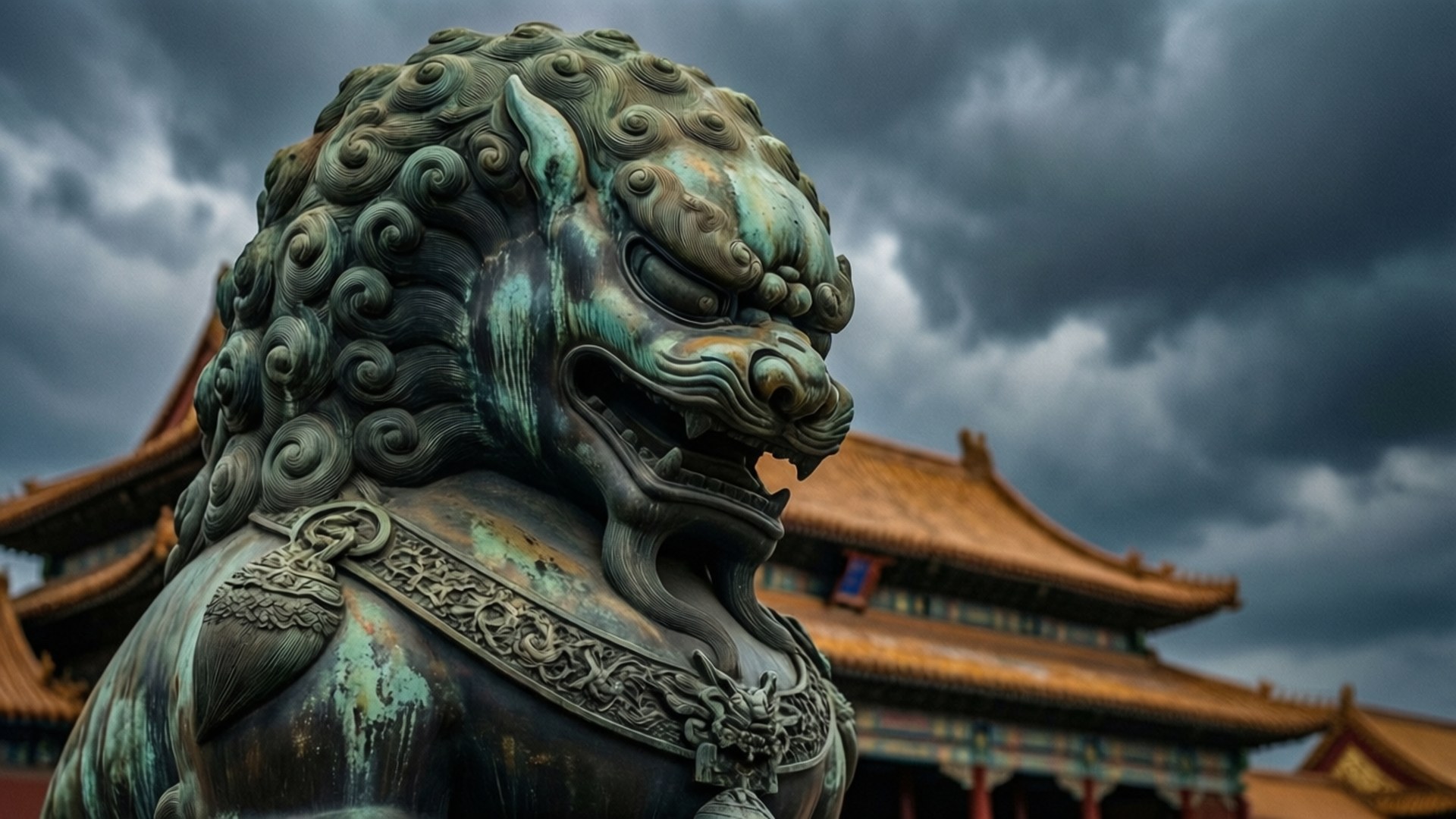 暴風雨天空下，傳統中國宮殿前的青銅守護獅雕像