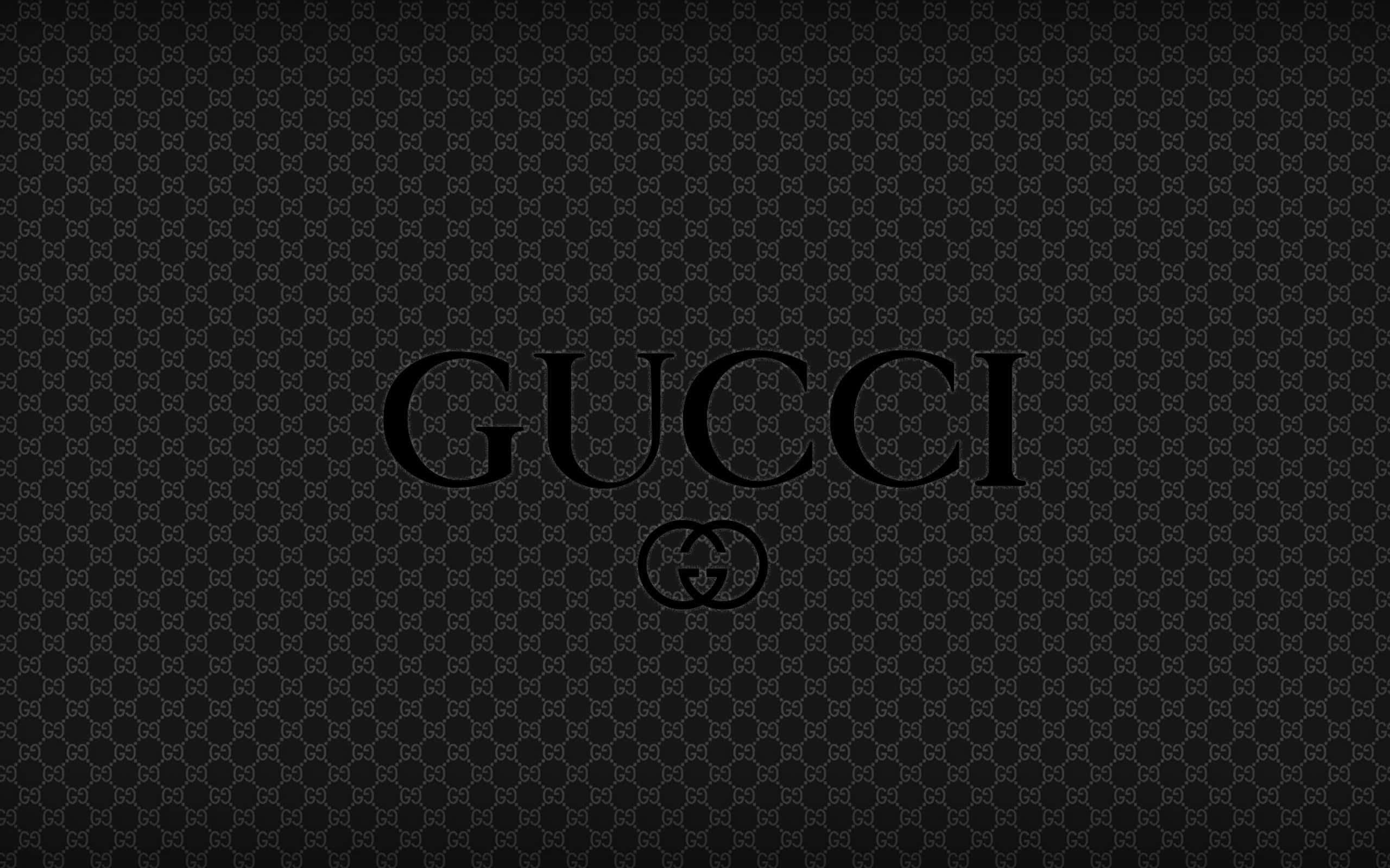 迷人黑色Gucci標誌背景 壁紙 — 一張黑色牆紙，Gucci 標誌居中，置於較深黑色的重複 GG 字母組合圖案之上。