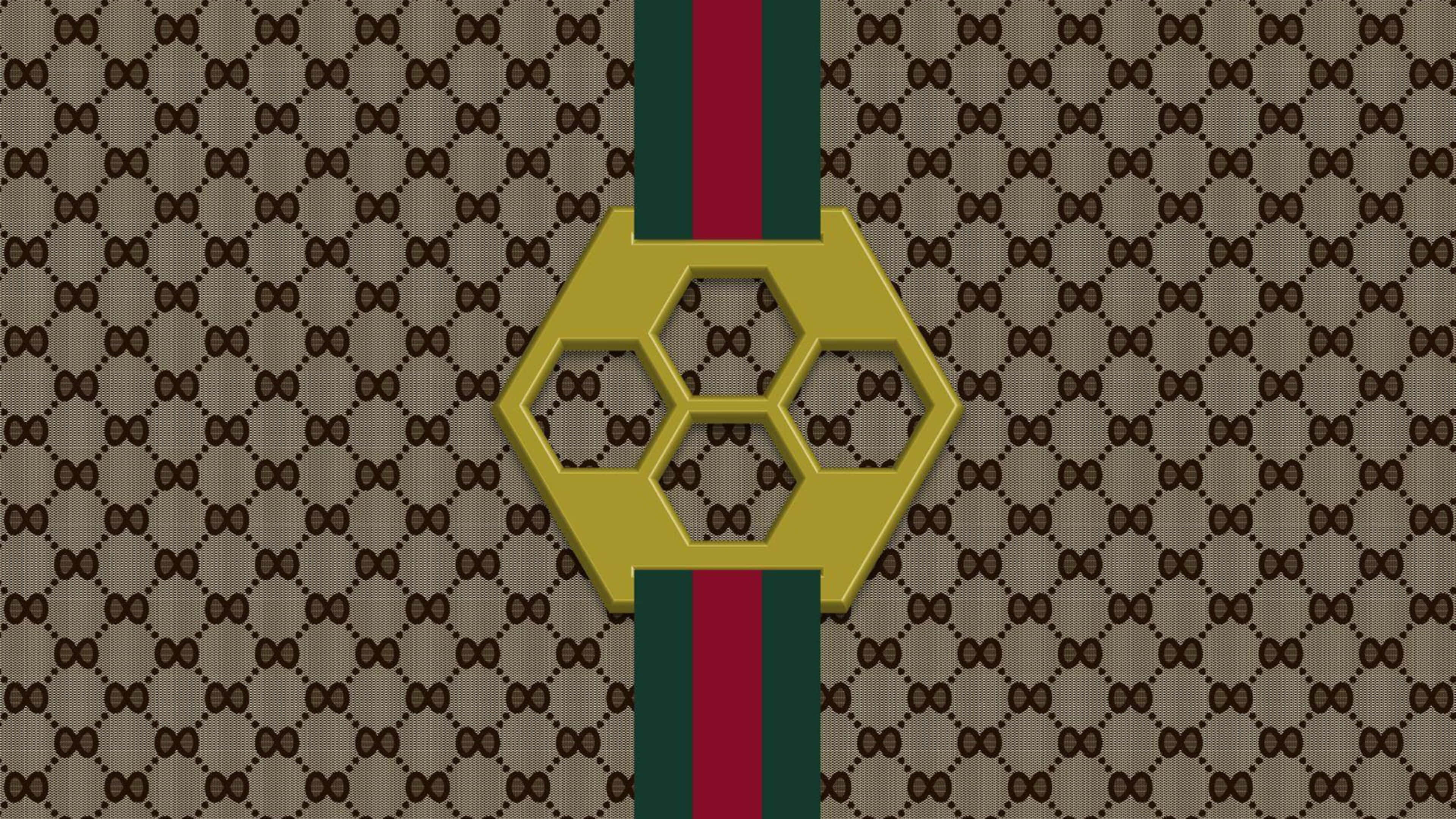 Gucci 蜂巢標誌 4K 壁紙 — 金色六角形標誌，蜂巢圖案，居中於棕色GG字母組合背景，帶有紅色和綠色條紋。