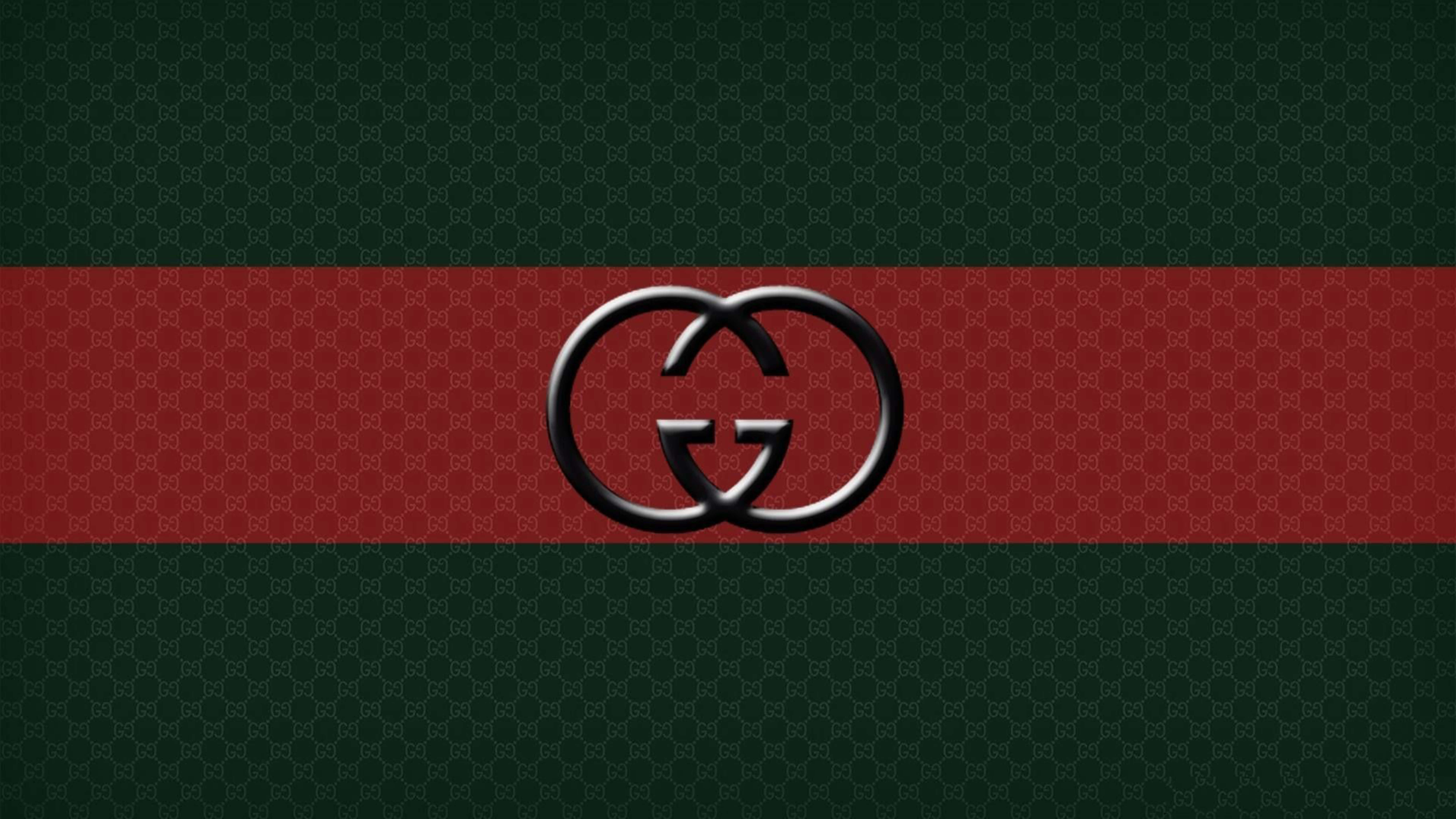 紅綠條紋背景的Gucci 4K 壁紙 — 一個大膽的Gucci標誌居中在紅色條紋上，背景是深綠色GG字母組合圖案。