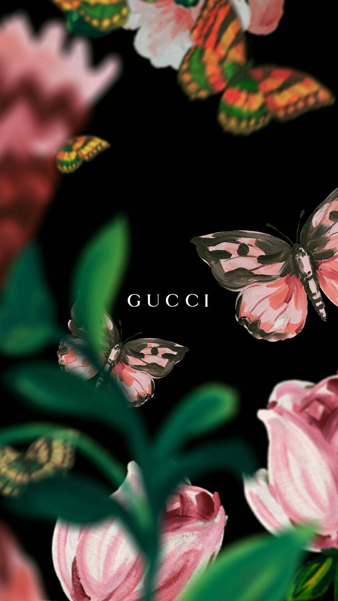 蝴蝶美學 Gucci 壁紙 — 鮮豔的蝴蝶和粉紅玫瑰在純黑背景上漂浮，中央是 Gucci 標誌。