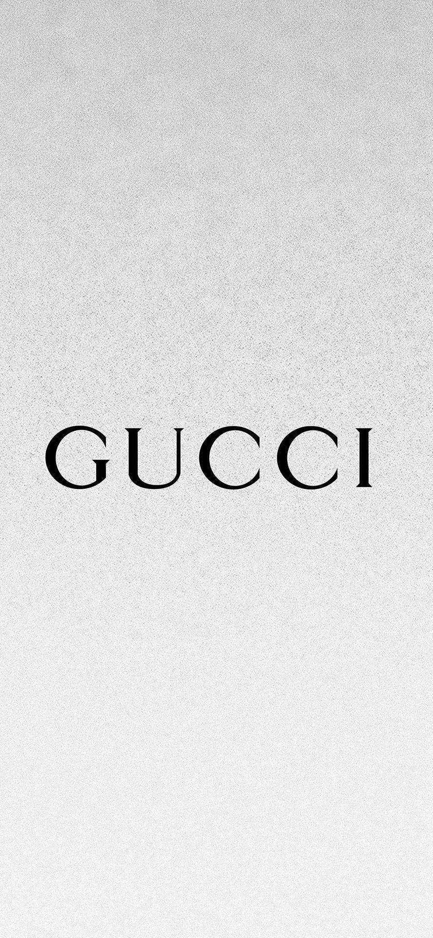 經典Gucci標誌，象徵奢華與意大利工藝 壁紙 — 粗體黑色襯線字體「GUCCI」居中顯示在帶有紋理的淺灰色背景上。