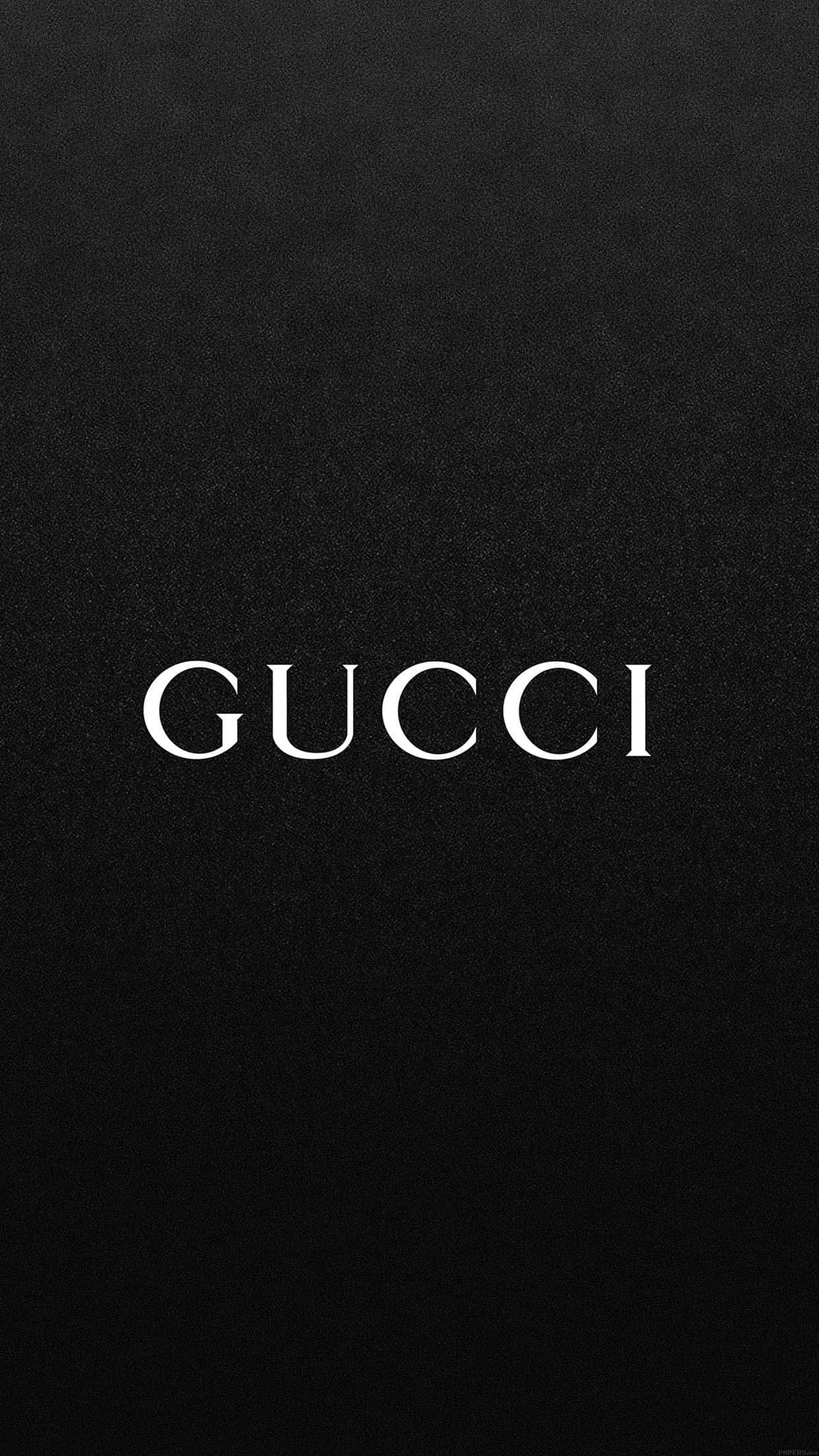 奢華Gucci手機壁紙 壁紙 — 白色襯線字體「Gucci」置於有紋理的黑色背景中央。
