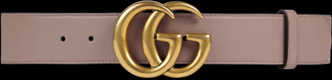 Gucci 雙 G 腰帶黑底 壁紙 — 一條米色皮帶，帶有大型金色互扣G扣，背景為黑色。