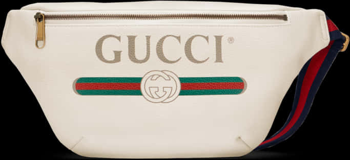 Gucci 白色腰包配綠紅條紋與 GG 標誌 壁紙 — 白色Gucci腰包，金色拉鍊，標誌性綠紅織帶條紋，黑色背景。