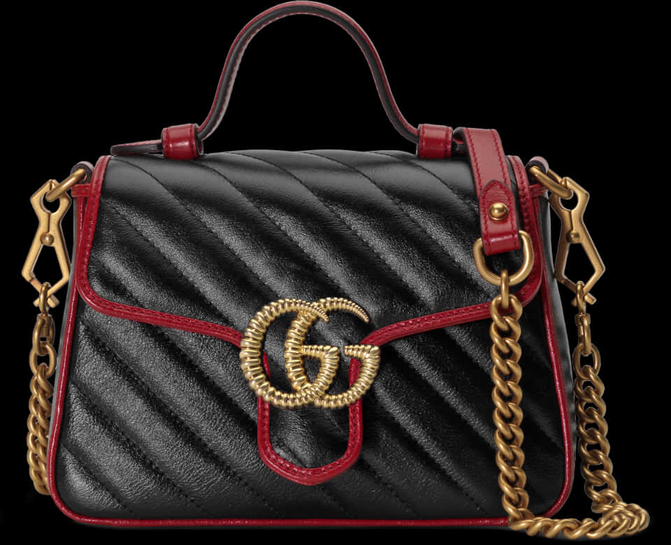 Gucci 黑色縫線皮革手袋配 GG 標誌 壁紙 — 黑色絎縫皮革手袋，紅色飾邊，金色鏈條肩帶，標誌性雙G標誌，黑色背景。