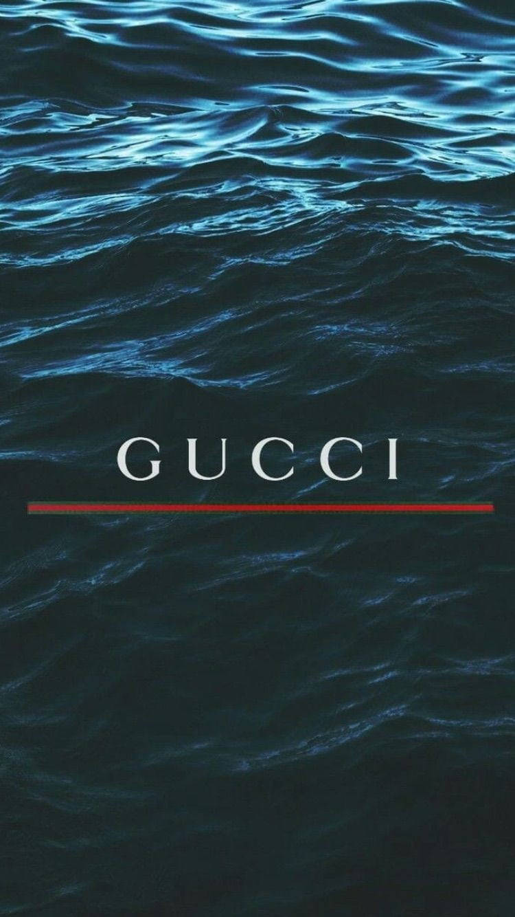 Gucci iPhone 水面背景 壁紙 — 深藍色海浪在簡約的Gucci標誌下方泛起漣漪，標誌帶有紅色底線。