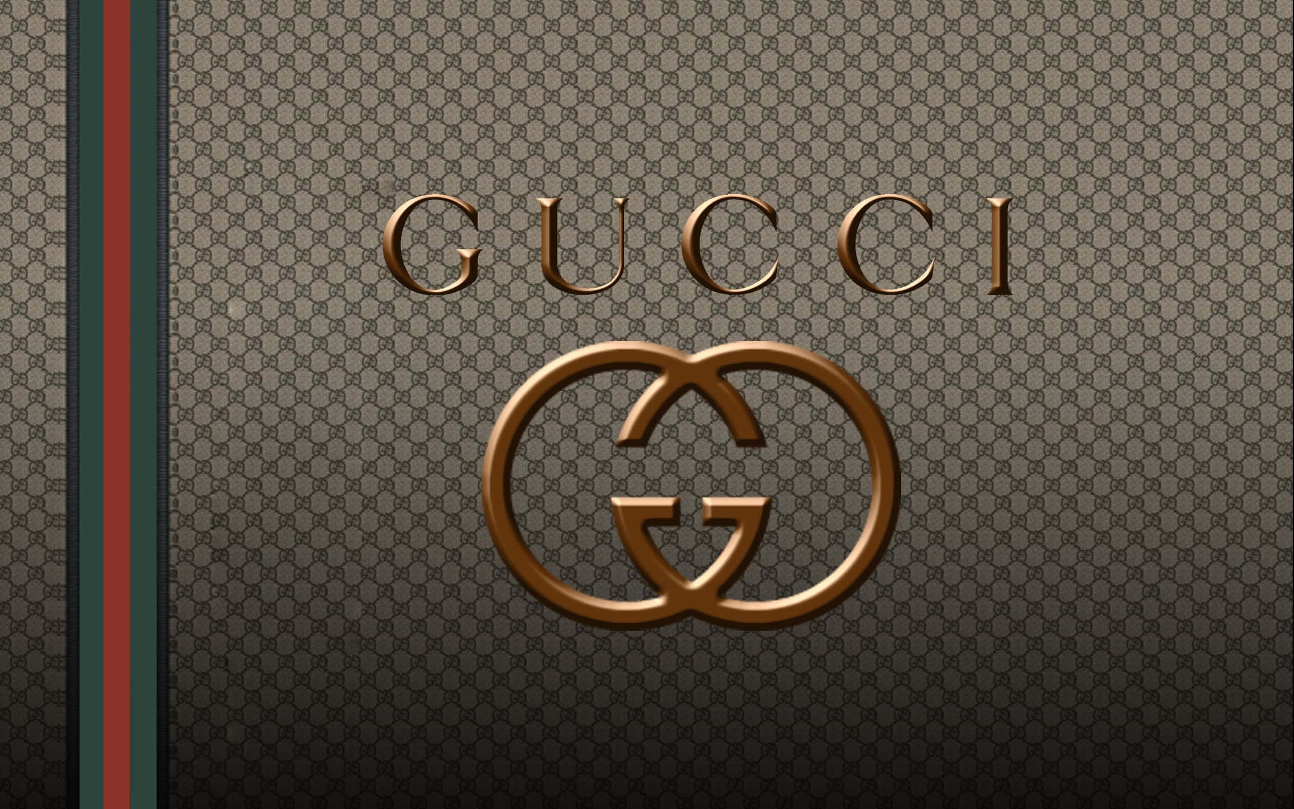 Gucci時尚品牌精緻風格背景 壁紙 — 金色Gucci標誌和互鎖G徽章在經典GG字母組合背景上，帶有紅綠條紋。