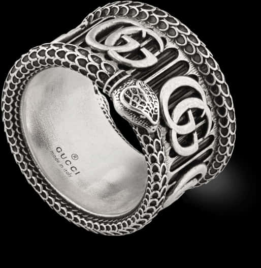 Gucci 銀色凱爾特結戒指 壁紙 — 一隻精緻的銀色Gucci戒指，飾有纏繞的蛇和交織的GG標誌，背景為黑色。