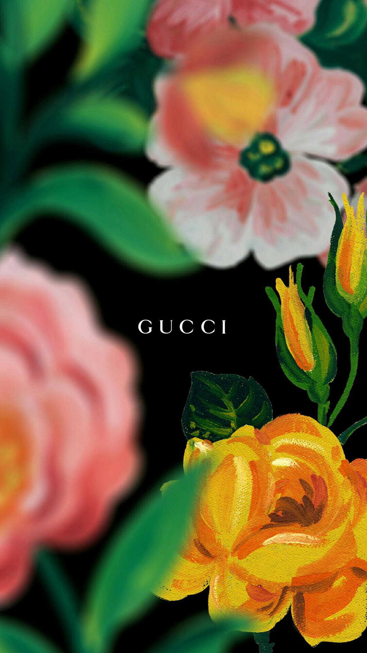 Gucci 花卉時尚 iPhone 壁紙 — 鮮豔的粉紅色和黃色手繪花朵在純黑背景上盛開，中央是Gucci標誌。