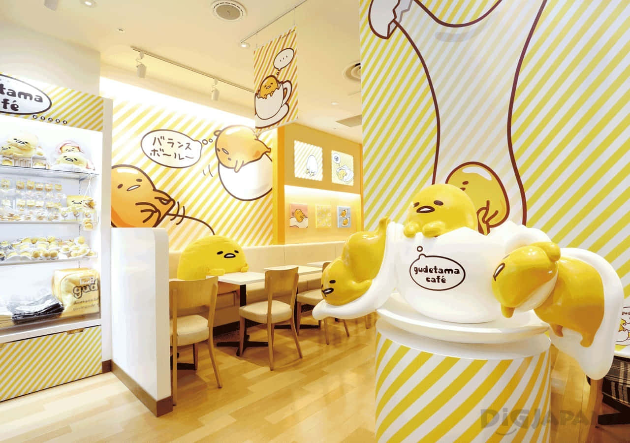 可愛懶散的Gudetama躺在床上 壁紙 — 光線明亮的 Gudetama 咖啡館內部，黃色條紋牆壁和巨型黃色蛋形角色在大杯子中休息。