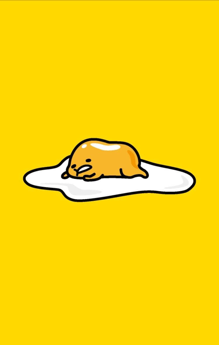 享受 Gudetama 風格，輕鬆面對生活 壁紙 — 一個可愛的黃色卡通角色帶著睡眼惺忪的臉，躺在白色蛋白上，背景是純黃色。