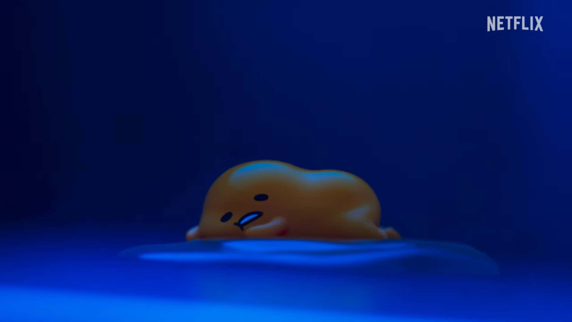 與Gudetama一起享受蛋點心 壁紙 — 一個黃色動畫雞蛋角色在昏暗燈光下平靜地漂浮在深藍色水中。