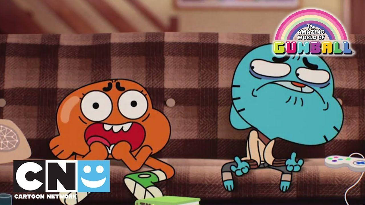 Gumball 恐懼的達爾文 壁紙 — 兩個動畫角色坐在格仔梳化上，一個興奮地拿著遊戲手掣，另一個則顯得不耐煩。