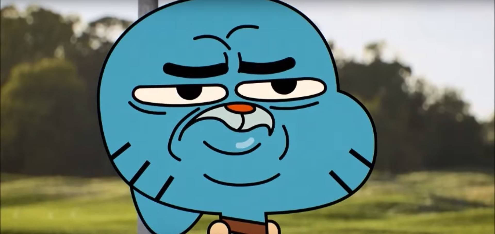 《Gumball》搞笑表情 壁紙 — 一個藍色卡通口香糖球角色，帶著自鳴得意的表情，站在模糊的戶外田野中。