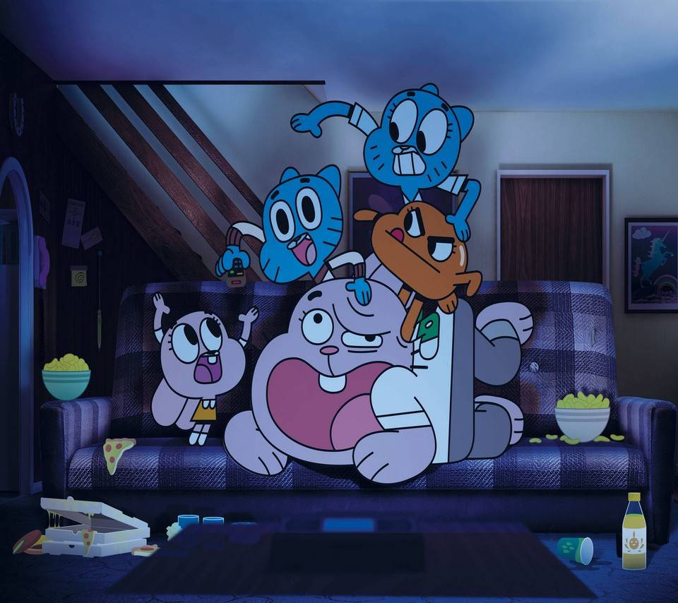 Gumball 樂趣夜晚 壁紙 — 四個動畫角色混亂地堆疊在一個格子沙發上，身處一個被藍光照亮的凌亂客廳。