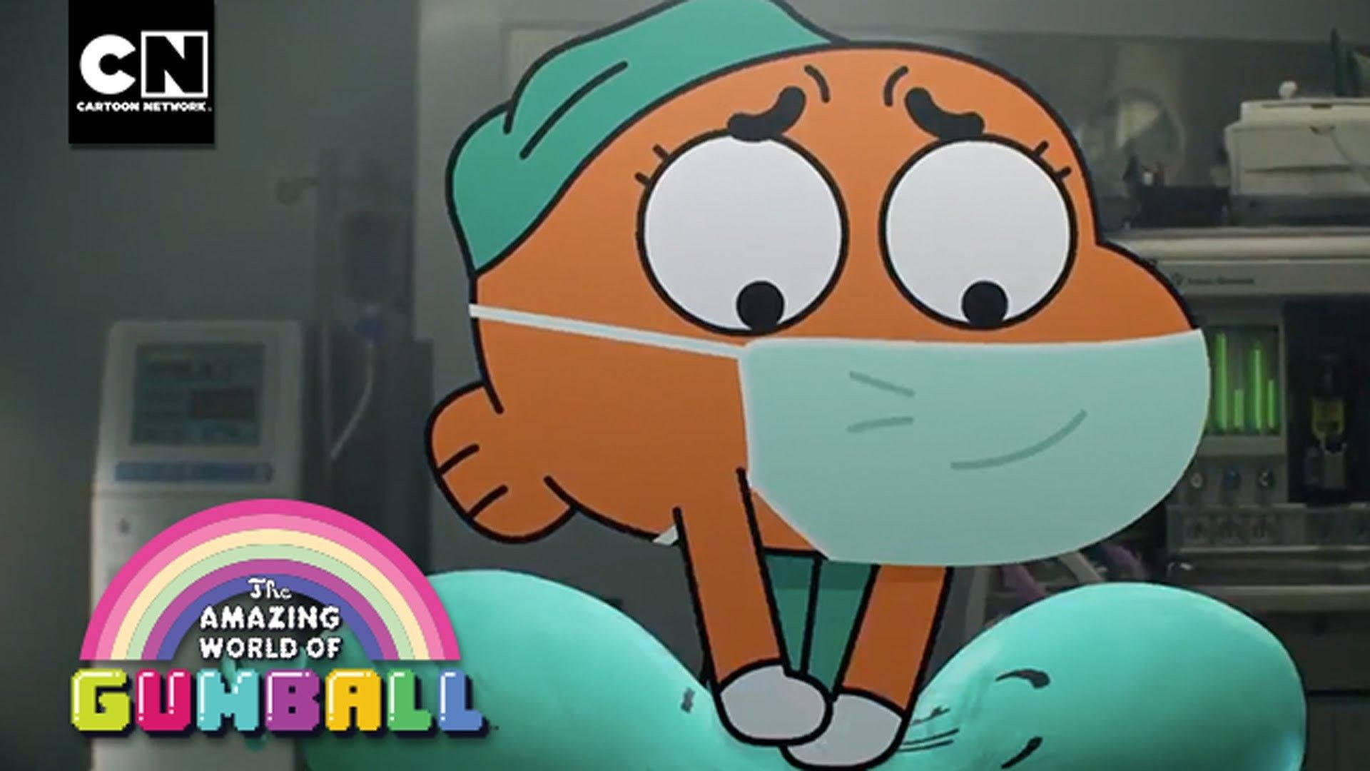 Gumball進行手術 壁紙 — 一個橙色卡通角色戴著綠色手術帽和口罩，坐在被醫療設備包圍的醫院病床上。