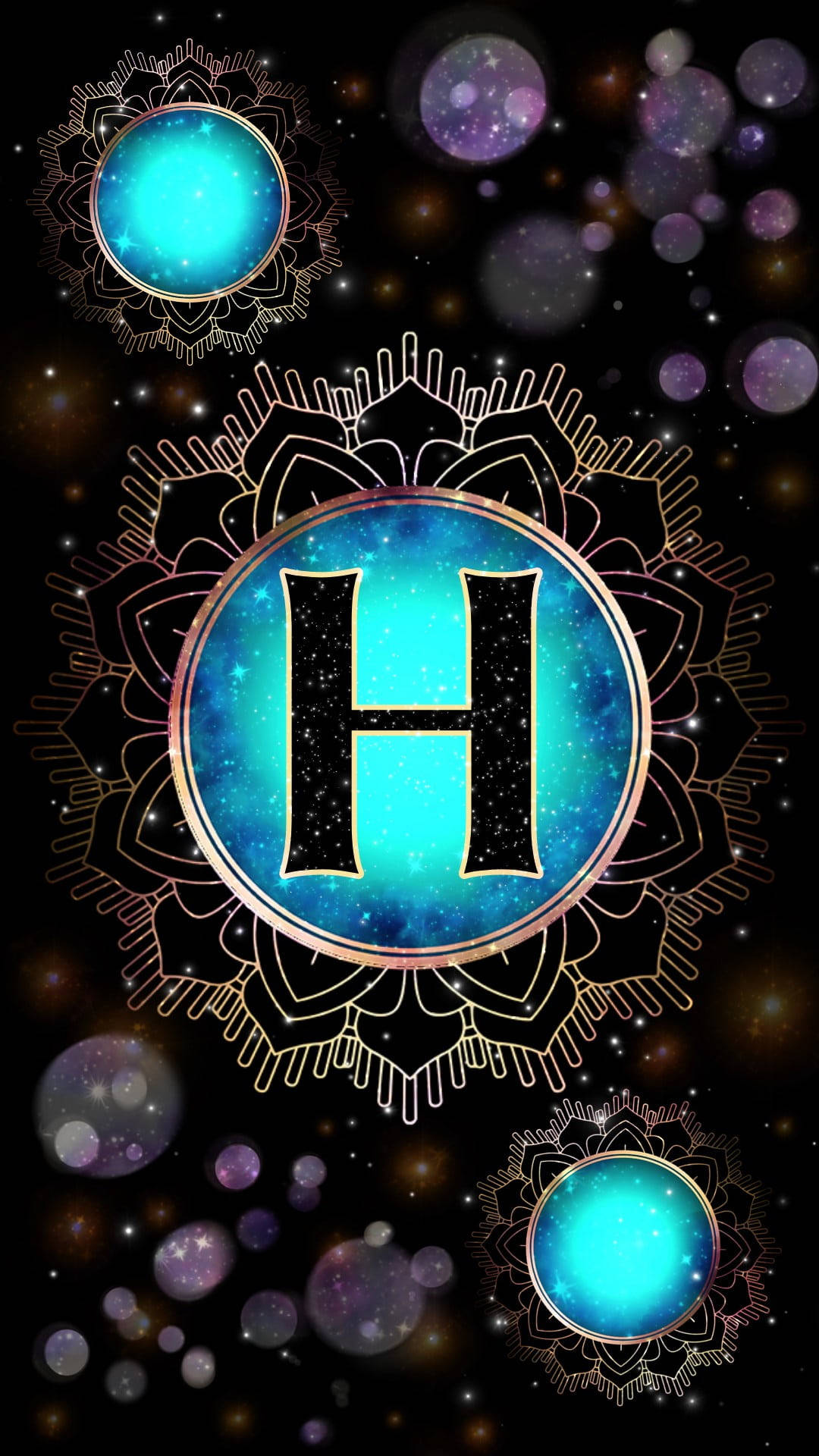 神秘曼陀羅字母H 壁紙 — 一個宇宙曼陀羅，中心有一個發光的藍色「H」，周圍環繞著星狀球體和金色花絲，背景是黑暗的星空。
