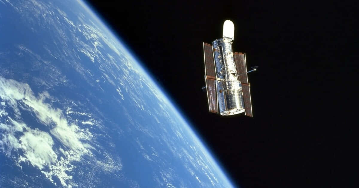  壁紙 — 哈勃太空望遠鏡在太空的漆黑背景下環繞地球運行，下方是地球藍色的彎曲地平線。
