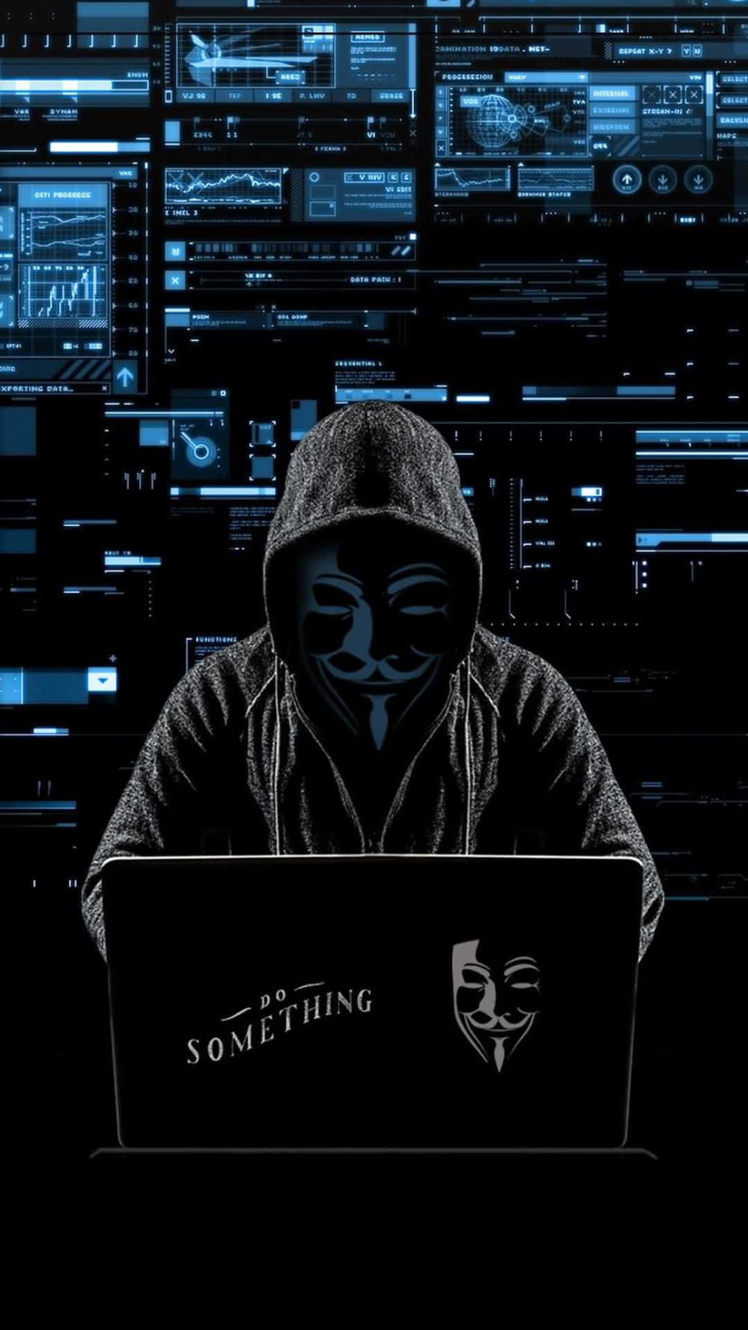 匿名駭客戴面具在筆記型電腦上打字，背後有數位螢幕。