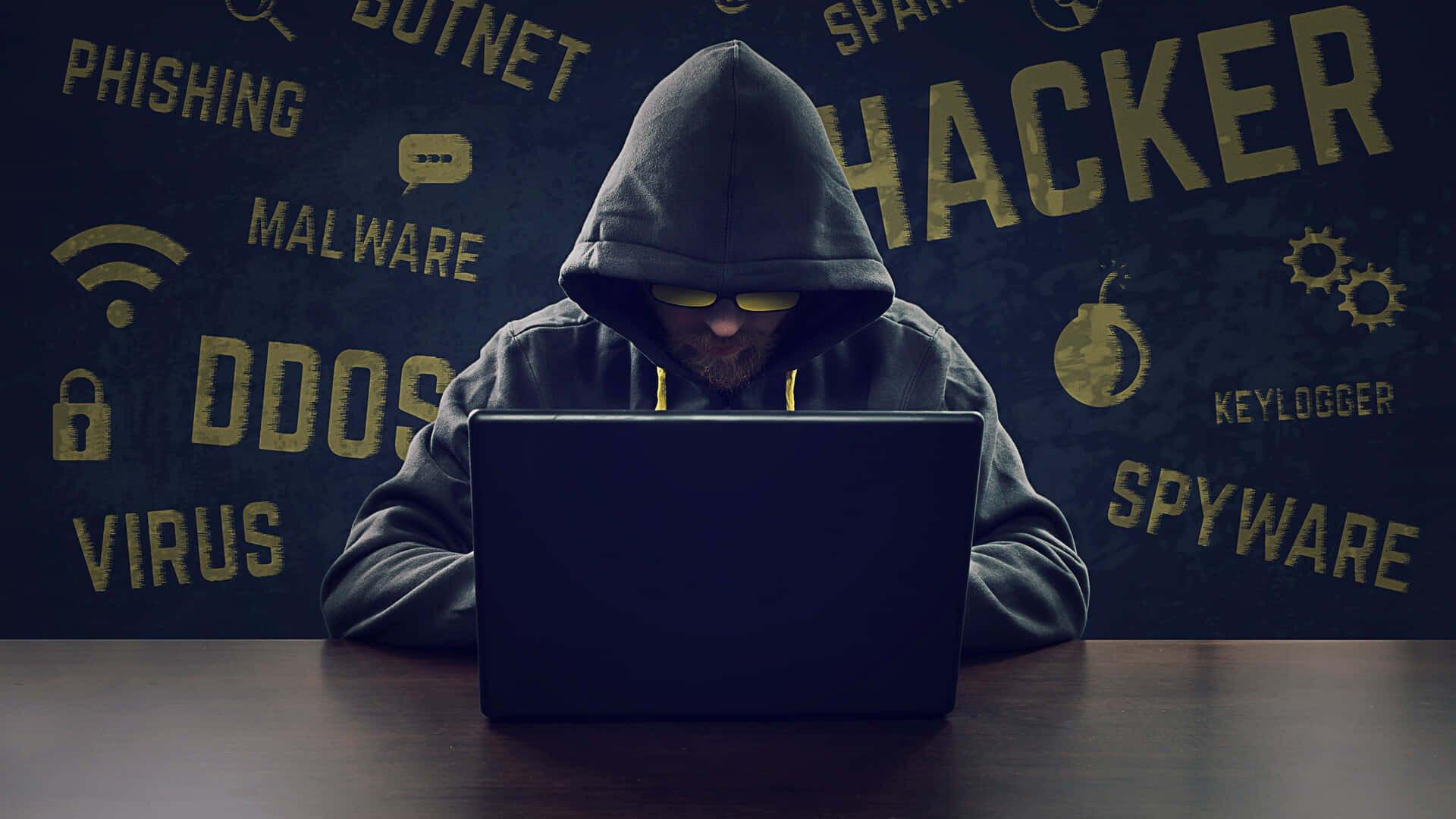 一個戴著 hoodie 和黃色眼鏡的黑客，在筆記本電腦上打字，背後有網絡攻擊詞語。