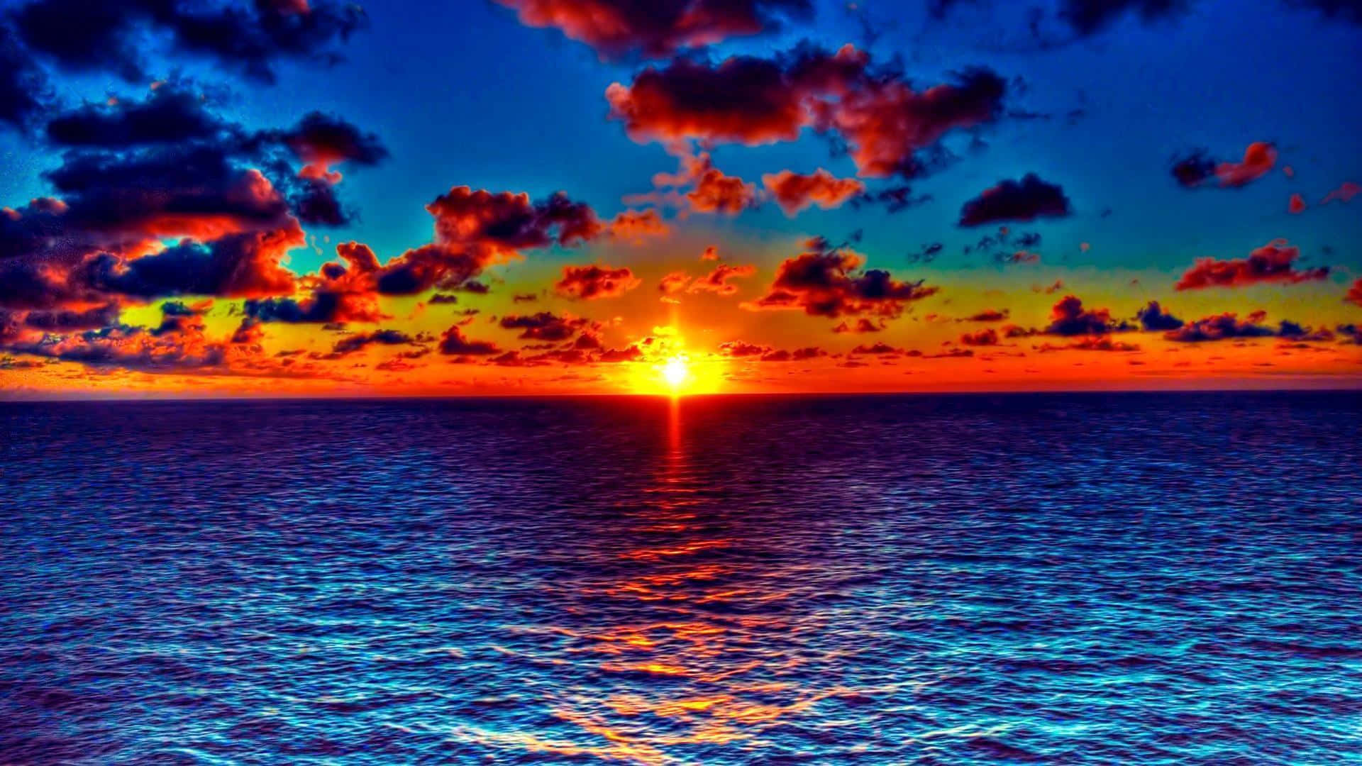 海洋上充滿活力的日落，橙色太陽和藍色海水
