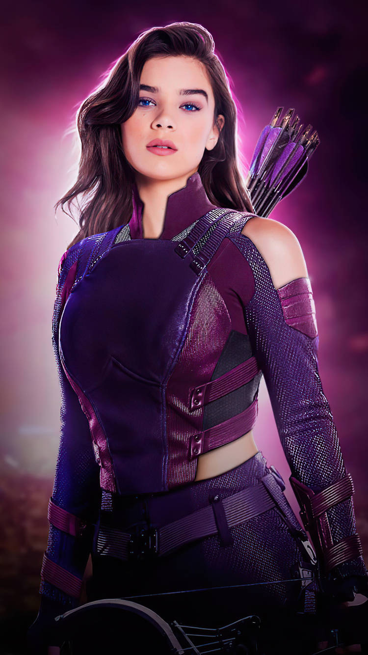 Hailee Steinfeld《Hawkeye》電視劇造型 壁紙 — 一位兇猛的女弓箭手穿著紫色戰術服，背負箭矢，自信地站在發光的紫色背景前。