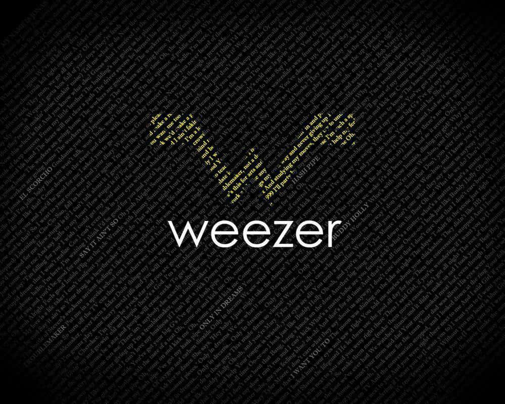  壁紙 — 黑色牆紙，上面有由歌詞組成的金色 'W'，下方有白色 'weezer' 字樣。