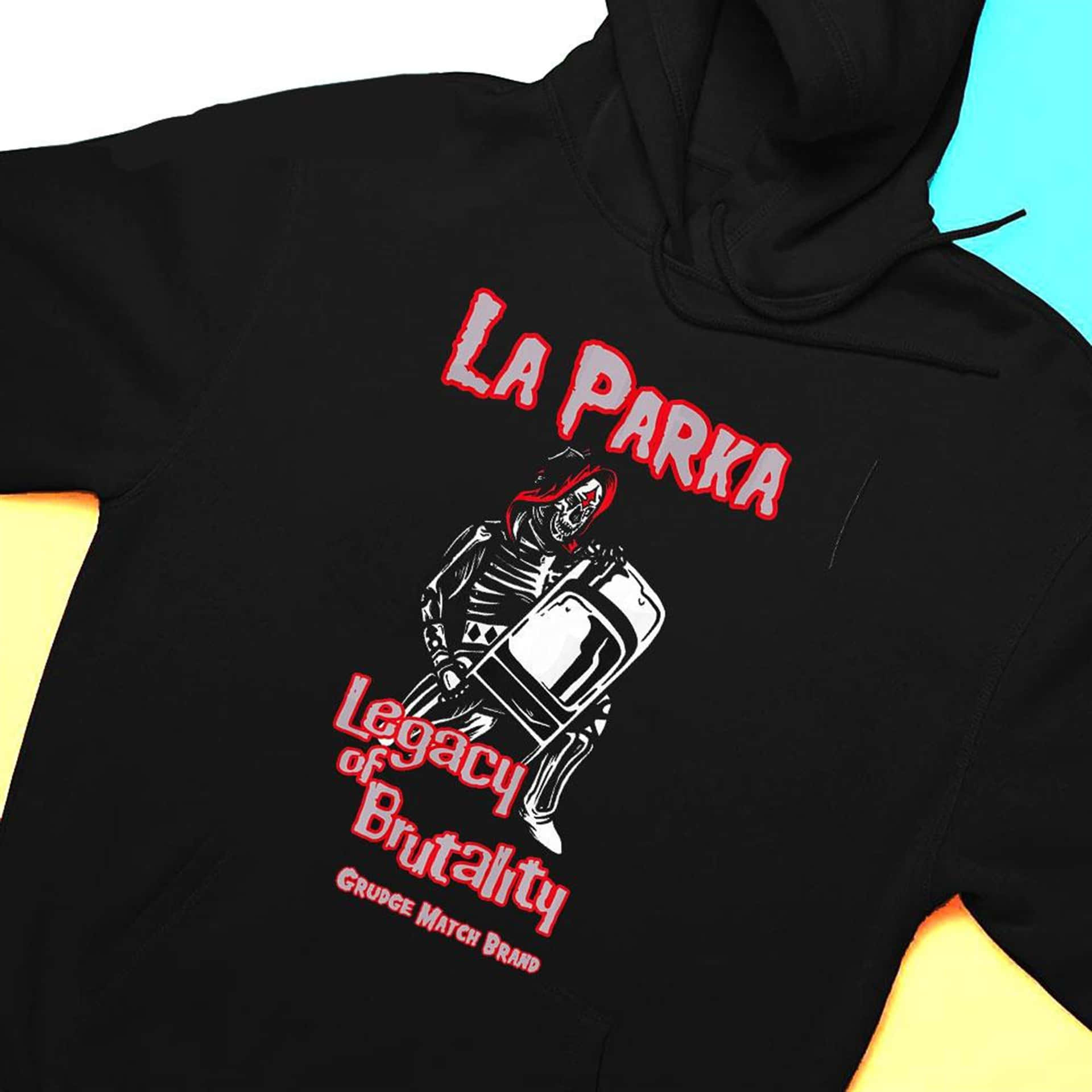  壁紙 — 黑色連帽衫，帶有紅色輪廓的骷髏圖案，手持盾牌，下方有「LA PARKA Legacy of Brutality」文字。