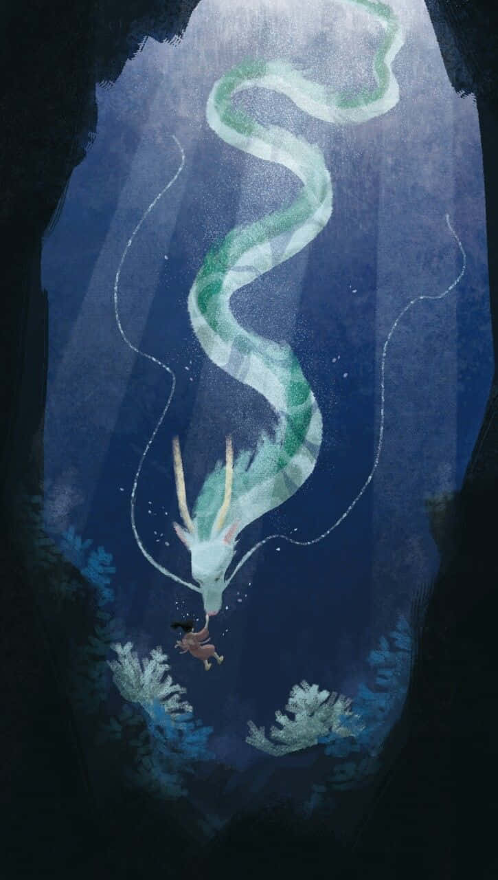 讓Haku帶你進入《千與千尋》的奇幻世界 壁紙 — 一個小潛水員在深藍色水下洞穴中遇到一條雄偉的發光綠色蛇形生物。