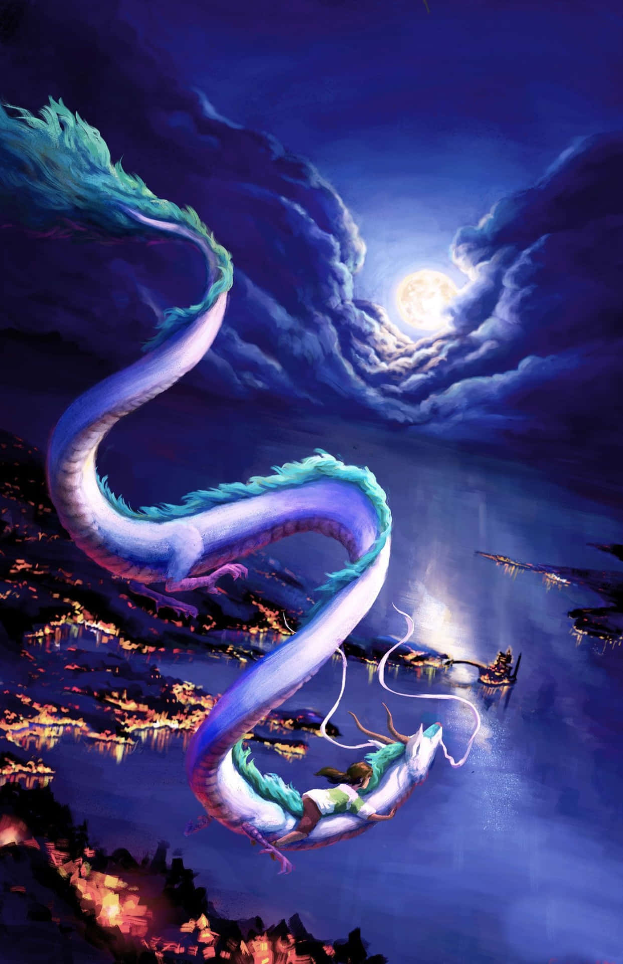 一輪滿月下，一條發光的藍色龍翱翔在海濱小鎮上空。