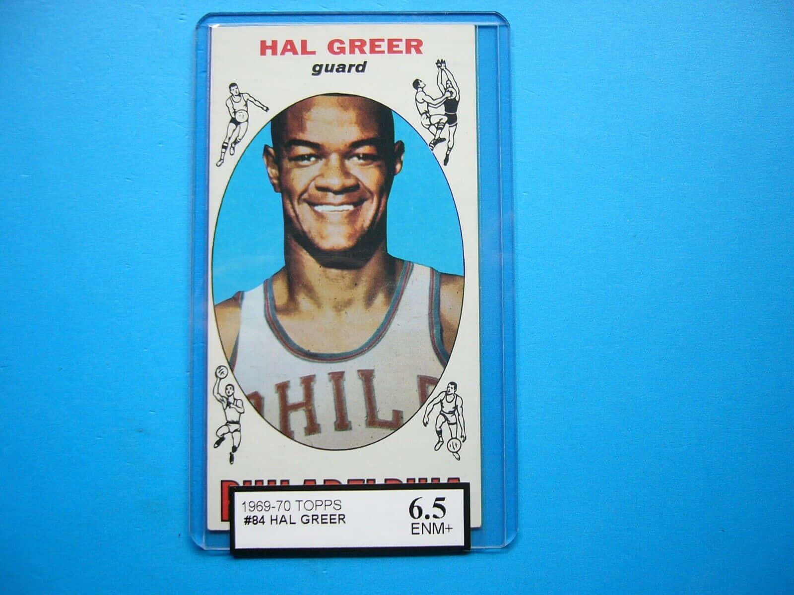 復古1969-70 Topps Hal Greer籃球卡，放在保護套中，藍色背景。